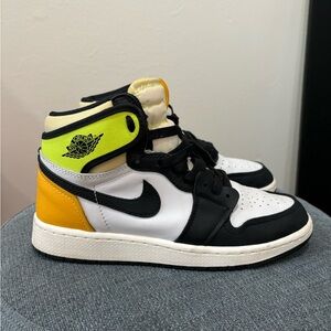 JORDAN 1 RETRO HIGH OG “volt gold”